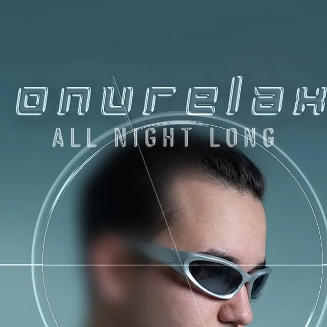 Afiş: turkuaz zemin üzerinde gümüş sarmal güneş gözlüklü DJ'in yakın planı ve krom 'onurelax – All Night Long' yazısı