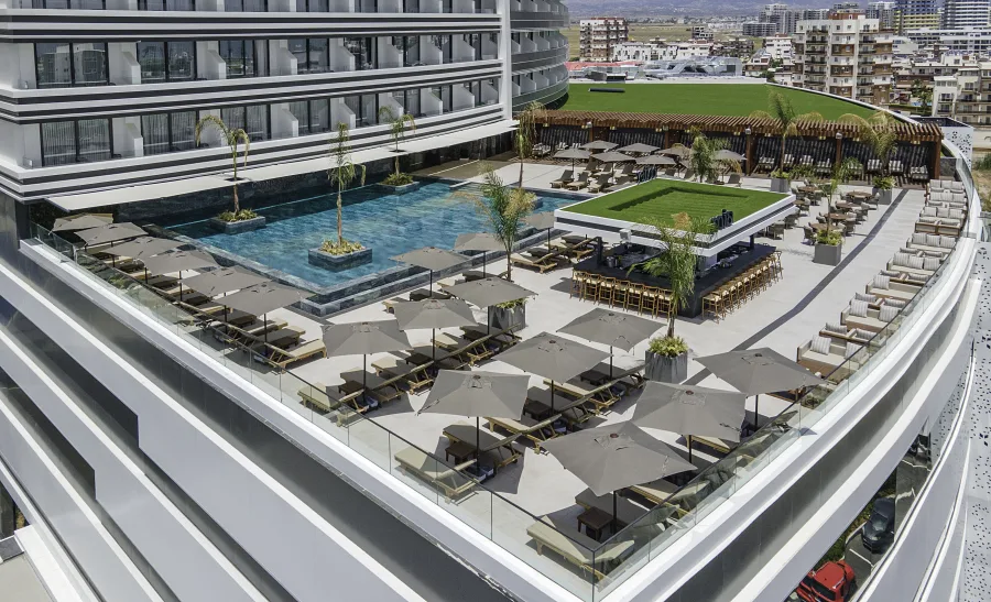 Mia Pool & Bar