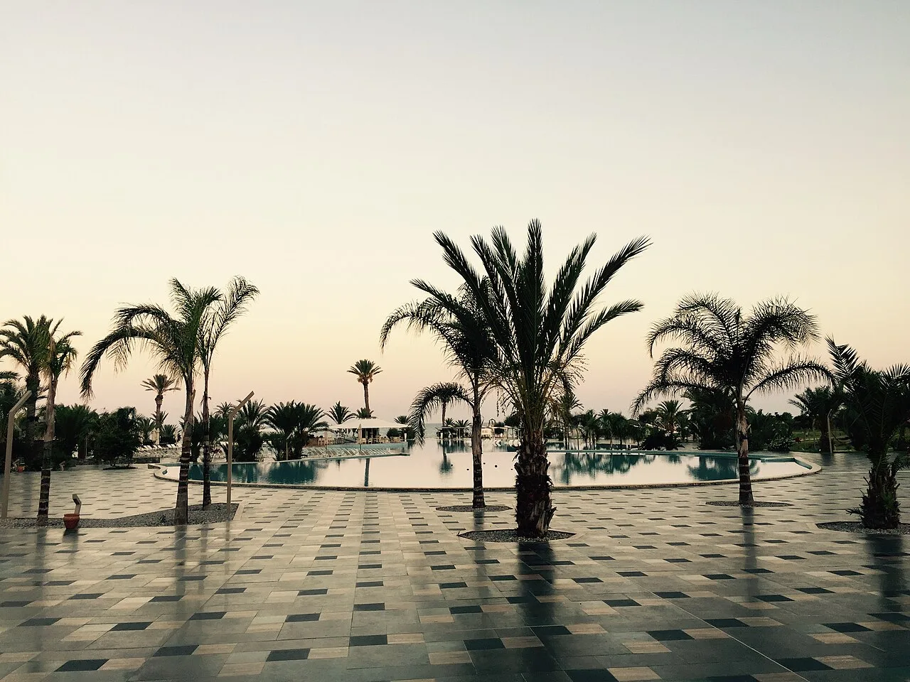 Nuh'un Gemisi Deluxe Hotel, Bafra'da akşam üstü palmiyeli havuz terası (fotoğraf: Seksen iki yüz kırk beş, CC BY-SA 4.0)